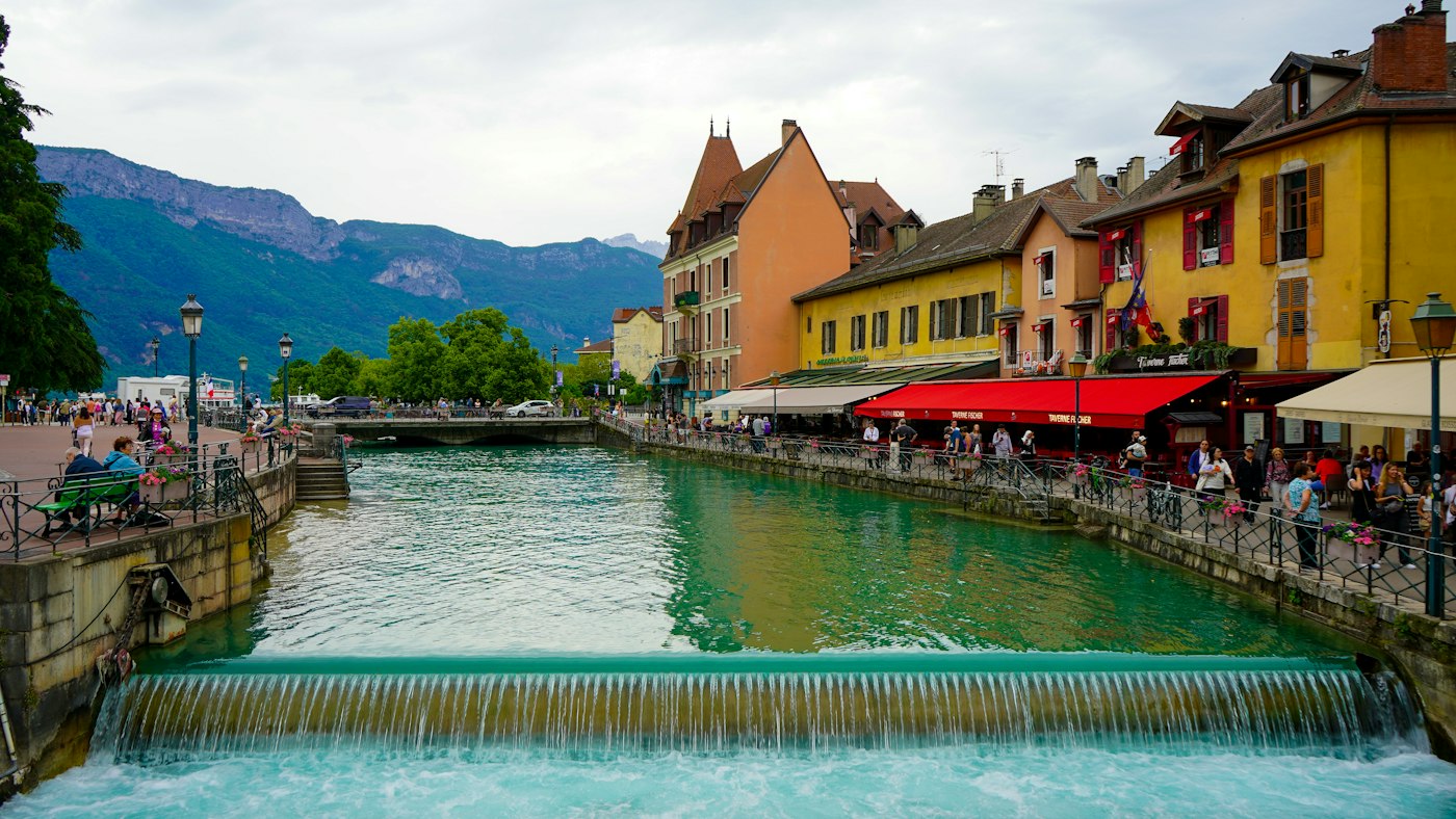 Le lac d'Annecy et la vieille ville vus des hauteurs